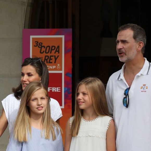 Le roi Felipe VI d'Espagne était accompagné par sa femme la reine Letizia et leurs filles Leonor et Sofia le 1er août 2019 au Club nautique royal de Palma de Majorque pour son premier jour de compétition lors de la 38e Copa del Rey.