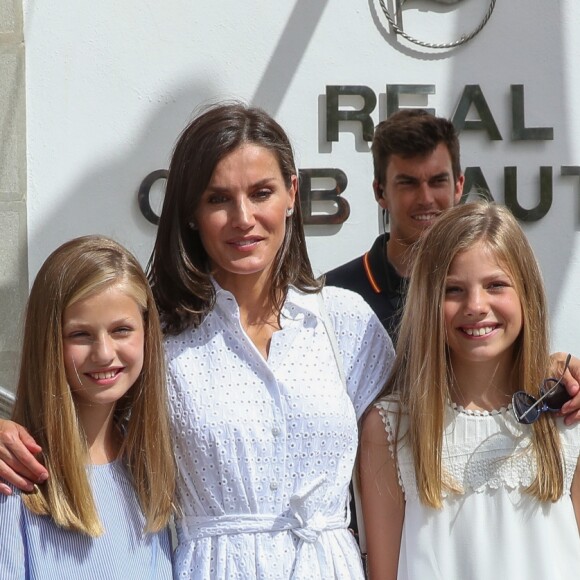 Le roi Felipe VI d'Espagne était accompagné par sa femme la reine Letizia et leurs filles Leonor et Sofia le 1er août 2019 au Club nautique royal de Palma de Majorque pour son premier jour de compétition lors de la 38e Copa del Rey.