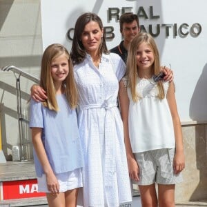 Le roi Felipe VI d'Espagne était accompagné par sa femme la reine Letizia et leurs filles Leonor et Sofia le 1er août 2019 au Club nautique royal de Palma de Majorque pour son premier jour de compétition lors de la 38e Copa del Rey.