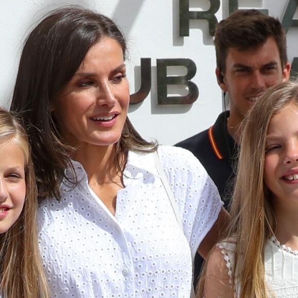 Le roi Felipe VI d'Espagne était accompagné par sa femme la reine Letizia et leurs filles Leonor et Sofia le 1er août 2019 au Club nautique royal de Palma de Majorque pour son premier jour de compétition lors de la 38e Copa del Rey.