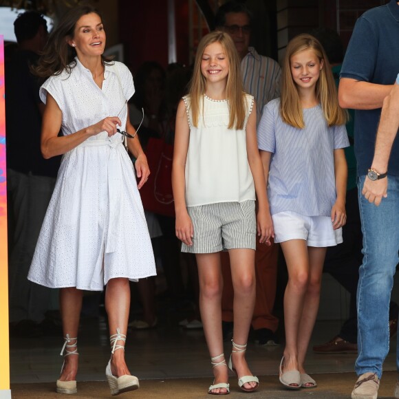 Le roi Felipe VI d'Espagne était accompagné par sa femme la reine Letizia et leurs filles Leonor et Sofia le 1er août 2019 au Club nautique royal de Palma de Majorque pour son premier jour de compétition lors de la 38e Copa del Rey.