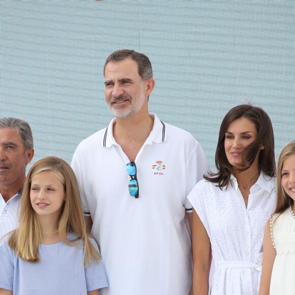 Le roi Felipe VI d'Espagne était accompagné par sa femme la reine Letizia et leurs filles Leonor et Sofia le 1er août 2019 au Club nautique royal de Palma de Majorque pour son premier jour de compétition lors de la 38e Copa del Rey.