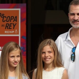 Le roi Felipe VI d'Espagne était accompagné par sa femme la reine Letizia et leurs filles Leonor et Sofia le 1er août 2019 au Club nautique royal de Palma de Majorque pour son premier jour de compétition lors de la 38e Copa del Rey.