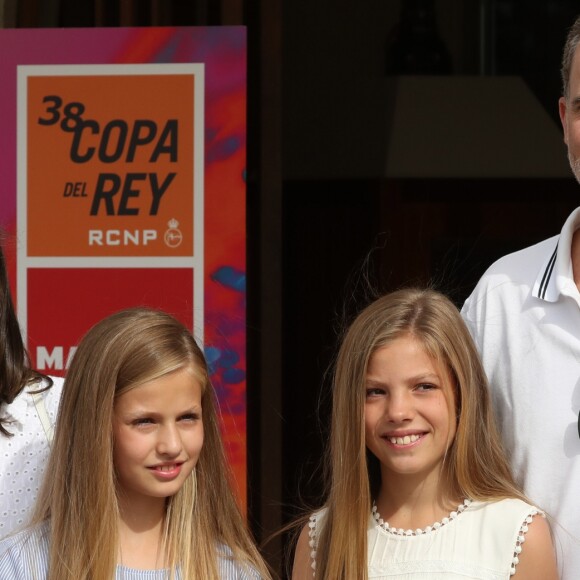 Le roi Felipe VI d'Espagne était accompagné par sa femme la reine Letizia et leurs filles Leonor et Sofia le 1er août 2019 au Club nautique royal de Palma de Majorque pour son premier jour de compétition lors de la 38e Copa del Rey.