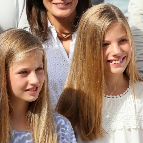 Le roi Felipe VI d'Espagne était accompagné par sa femme la reine Letizia et leurs filles Leonor et Sofia le 1er août 2019 au Club nautique royal de Palma de Majorque pour son premier jour de compétition lors de la 38e Copa del Rey.