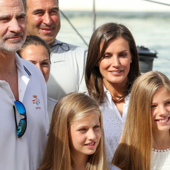 Le roi Felipe VI d'Espagne était accompagné par sa femme la reine Letizia et leurs filles Leonor et Sofia le 1er août 2019 au Club nautique royal de Palma de Majorque pour son premier jour de compétition lors de la 38e Copa del Rey.