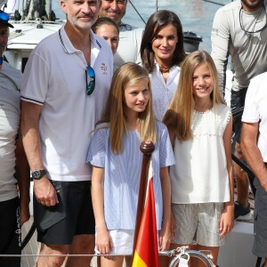 Le roi Felipe VI d'Espagne était accompagné par sa femme la reine Letizia et leurs filles Leonor et Sofia le 1er août 2019 au Club nautique royal de Palma de Majorque pour son premier jour de compétition lors de la 38e Copa del Rey.