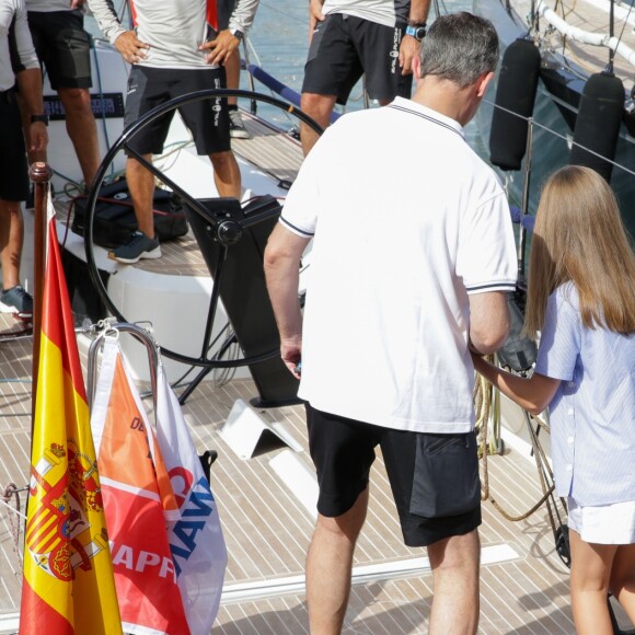 Le roi Felipe VI d'Espagne était accompagné par sa femme la reine Letizia et leurs filles Leonor et Sofia le 1er août 2019 au Club nautique royal de Palma de Majorque pour son premier jour de compétition lors de la 38e Copa del Rey.