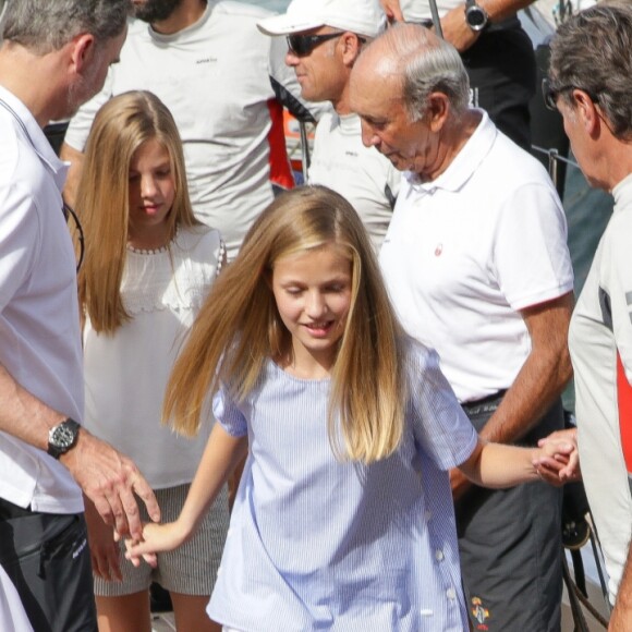 Le roi Felipe VI d'Espagne était accompagné par sa femme la reine Letizia et leurs filles Leonor et Sofia le 1er août 2019 au Club nautique royal de Palma de Majorque pour son premier jour de compétition lors de la 38e Copa del Rey.