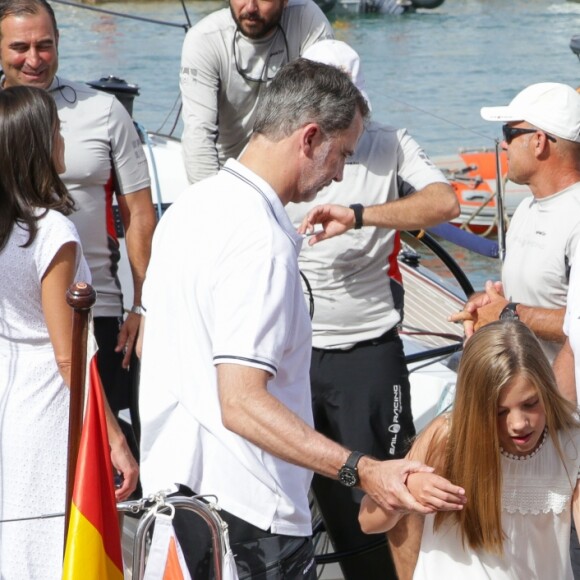 Le roi Felipe VI d'Espagne était accompagné par sa femme la reine Letizia et leurs filles Leonor et Sofia le 1er août 2019 au Club nautique royal de Palma de Majorque pour son premier jour de compétition lors de la 38e Copa del Rey.