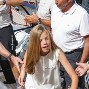 Le roi Felipe VI d'Espagne était accompagné par sa femme la reine Letizia et leurs filles Leonor et Sofia le 1er août 2019 au Club nautique royal de Palma de Majorque pour son premier jour de compétition lors de la 38e Copa del Rey.