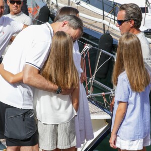 Le roi Felipe VI d'Espagne était accompagné par sa femme la reine Letizia et leurs filles Leonor et Sofia le 1er août 2019 au Club nautique royal de Palma de Majorque pour son premier jour de compétition lors de la 38e Copa del Rey.