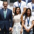 Le roi Felipe VI d'Espagne et la reine Letizia d'Espagne rencontrent les équipes espagnoles de waterpolo (hommes et femmes) à l'occasion de leur participation aux championnats du monde de natation, au Palais de Zarzuela à Madrid, le 30 juillet 2019.