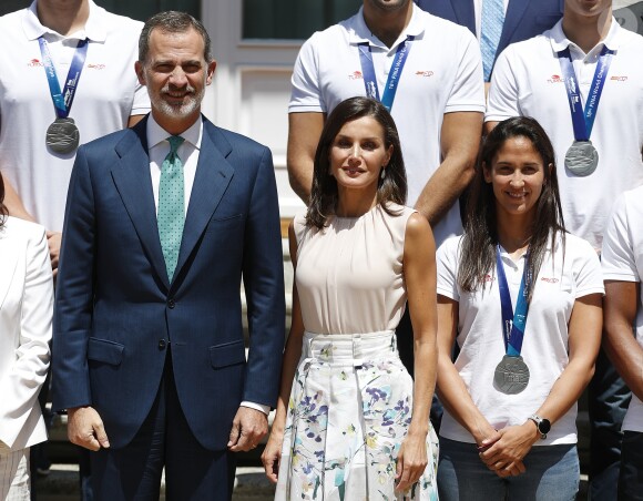 Le roi Felipe VI d'Espagne et la reine Letizia d'Espagne rencontrent les équipes espagnoles de waterpolo (hommes et femmes) à l'occasion de leur participation aux championnats du monde de natation, au Palais de Zarzuela à Madrid, le 30 juillet 2019.