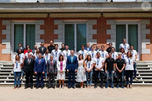 Le roi Felipe VI d'Espagne et la reine Letizia d'Espagne rencontrent les équipes espagnoles de waterpolo (hommes et femmes) à l'occasion de leur participation aux championnats du monde de natation, au Palais de Zarzuela à Madrid, le 30 juillet 2019.