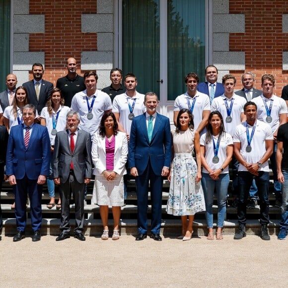 Le roi Felipe VI d'Espagne et la reine Letizia d'Espagne rencontrent les équipes espagnoles de waterpolo (hommes et femmes) à l'occasion de leur participation aux championnats du monde de natation, au Palais de Zarzuela à Madrid, le 30 juillet 2019.