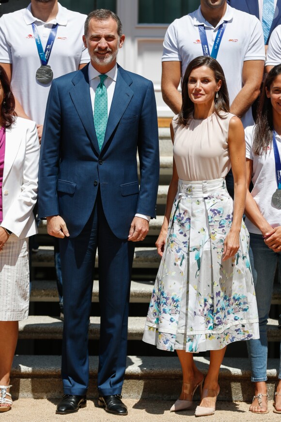 Le roi Felipe VI d'Espagne et la reine Letizia d'Espagne rencontrent les équipes espagnoles de waterpolo (hommes et femmes) à l'occasion de leur participation aux championnats du monde de natation, au Palais de Zarzuela à Madrid, le 30 juillet 2019.