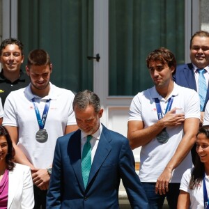 Le roi Felipe VI d'Espagne et la reine Letizia d'Espagne rencontrent les équipes espagnoles de waterpolo (hommes et femmes) à l'occasion de leur participation aux championnats du monde de natation, au Palais de Zarzuela à Madrid, le 30 juillet 2019.