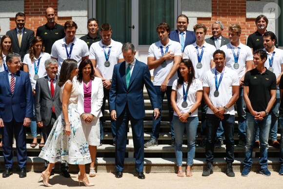 Le roi Felipe VI d'Espagne et la reine Letizia d'Espagne rencontrent les équipes espagnoles de waterpolo (hommes et femmes) à l'occasion de leur participation aux championnats du monde de natation, au Palais de Zarzuela à Madrid, le 30 juillet 2019.