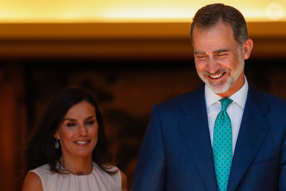 Le roi Felipe VI d'Espagne et la reine Letizia d'Espagne rencontrent les équipes espagnoles de waterpolo (hommes et femmes) à l'occasion de leur participation aux championnats du monde de natation, au Palais de Zarzuela à Madrid, le 30 juillet 2019.