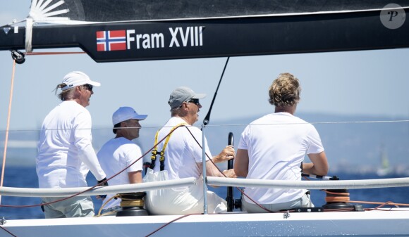 Le roi Harald V de Norvège sur le voilier 'FRAM XVIII' pendant la Copa del Rey à Palma de Majorque en Espagne le 29 juillet 2019.