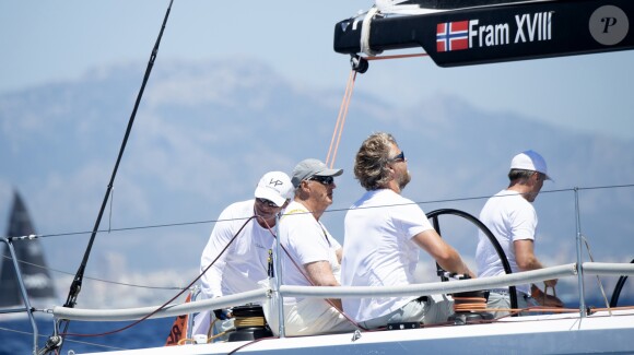 Le roi Harald V de Norvège sur le voilier 'FRAM XVIII' pendant la Copa del Rey à Palma de Majorque en Espagne le 29 juillet 2019.