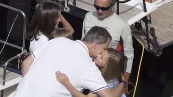 Le roi Felipe VI d'Espagne, la reine Letizia et leurs filles Leonor et Sofia le 1er août 2019 au Club nautique royal de Palma de Majorque lors de la 38e Copa del Rey.