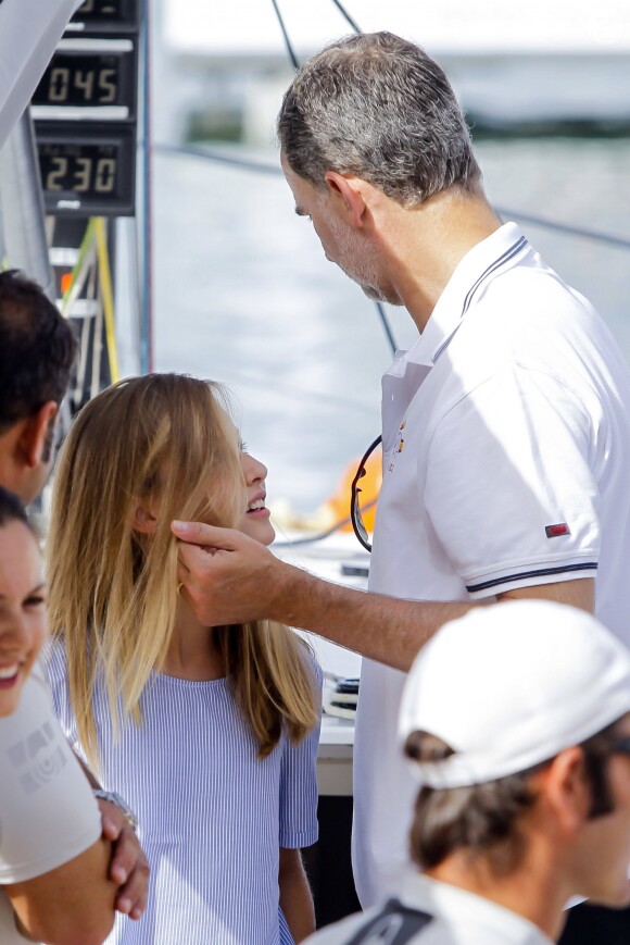 Le roi Felipe VI d'Espagne a reçu le tendre soutien de sa femme la reine Letizia et leurs filles Leonor et Sofia le 1er août 2019 pour son premier jour à la barre du voilier Aifos 500 lors de la 38e Copa del Rey à Palma de Majorque.