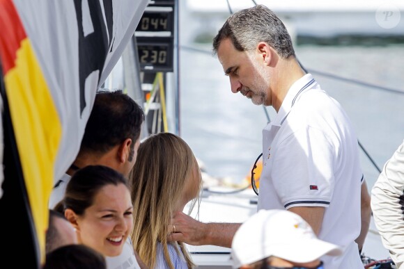 Le roi Felipe VI d'Espagne a reçu le tendre soutien de sa femme la reine Letizia et leurs filles Leonor et Sofia le 1er août 2019 pour son premier jour à la barre du voilier Aifos 500 lors de la 38e Copa del Rey à Palma de Majorque.