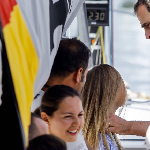 Le roi Felipe VI d'Espagne a reçu le tendre soutien de sa femme la reine Letizia et leurs filles Leonor et Sofia le 1er août 2019 pour son premier jour à la barre du voilier Aifos 500 lors de la 38e Copa del Rey à Palma de Majorque.