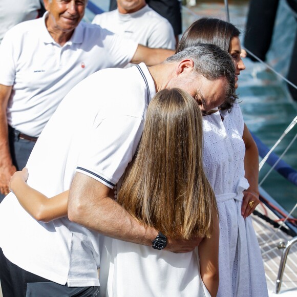 Le roi Felipe VI d'Espagne a reçu le tendre soutien de sa femme la reine Letizia et leurs filles Leonor et Sofia le 1er août 2019 pour son premier jour à la barre du voilier Aifos 500 lors de la 38e Copa del Rey à Palma de Majorque.