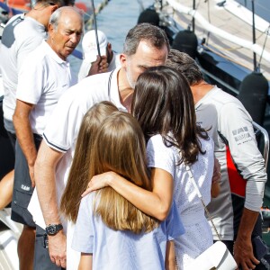 Le roi Felipe VI d'Espagne a reçu le tendre soutien de sa femme la reine Letizia et leurs filles Leonor et Sofia le 1er août 2019 pour son premier jour à la barre du voilier Aifos 500 lors de la 38e Copa del Rey à Palma de Majorque.