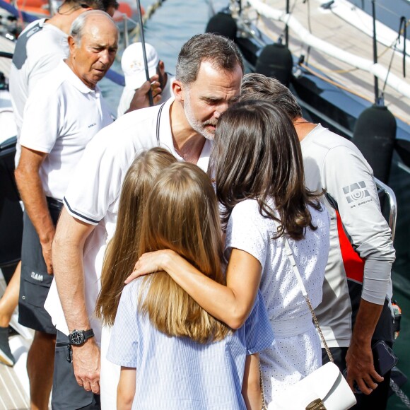 Le roi Felipe VI d'Espagne a reçu le tendre soutien de sa femme la reine Letizia et leurs filles Leonor et Sofia le 1er août 2019 pour son premier jour à la barre du voilier Aifos 500 lors de la 38e Copa del Rey à Palma de Majorque.