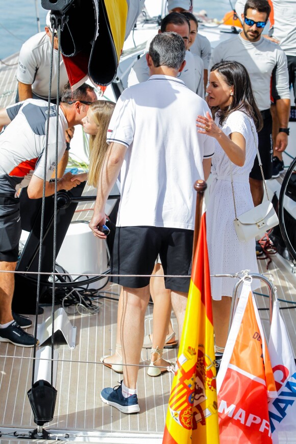 Le roi Felipe VI d'Espagne a reçu le tendre soutien de sa femme la reine Letizia et leurs filles Leonor et Sofia le 1er août 2019 pour son premier jour à la barre du voilier Aifos 500 lors de la 38e Copa del Rey à Palma de Majorque.