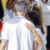 Le roi Felipe VI d'Espagne a reçu le tendre soutien de sa femme la reine Letizia et leurs filles Leonor et Sofia le 1er août 2019 pour son premier jour à la barre du voilier Aifos 500 lors de la 38e Copa del Rey à Palma de Majorque.