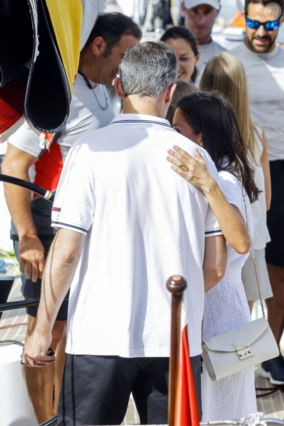 Le roi Felipe VI d'Espagne a reçu le tendre soutien de sa femme la reine Letizia et leurs filles Leonor et Sofia le 1er août 2019 pour son premier jour à la barre du voilier Aifos 500 lors de la 38e Copa del Rey à Palma de Majorque.
