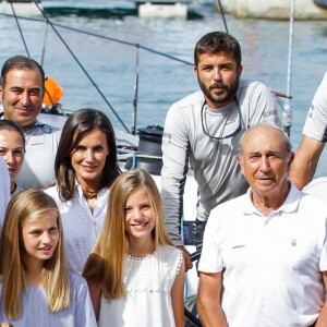 Le roi Felipe VI d'Espagne a reçu le tendre soutien de sa femme la reine Letizia et leurs filles Leonor et Sofia le 1er août 2019 pour son premier jour à la barre du voilier Aifos 500 lors de la 38e Copa del Rey à Palma de Majorque.