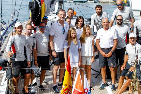 Le roi Felipe VI d'Espagne a reçu le tendre soutien de sa femme la reine Letizia et leurs filles Leonor et Sofia le 1er août 2019 pour son premier jour à la barre du voilier Aifos 500 lors de la 38e Copa del Rey à Palma de Majorque.