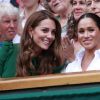 La duchesse Catherine de Cambridge (Kate Middleton) et la duchesse Meghan de Sussex à Wimbledon le 13 juillet 2019.