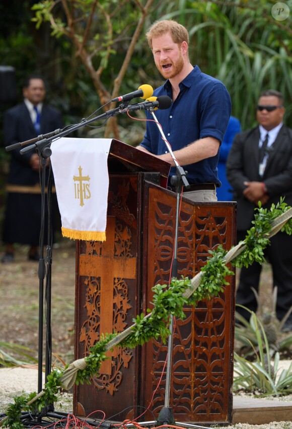 Le prince Harry et Meghan Markle au Tupou College de Tonga lors de leur tournée officielle, le 26 octobre 2018.