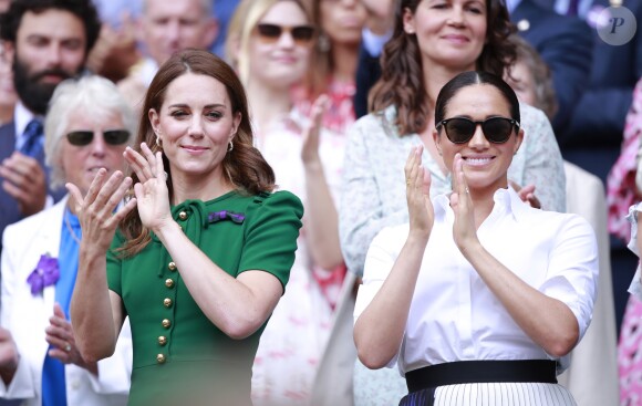 La duchesse Catherine de Cambridge (Kate Middleton) et la duchesse Meghan de Sussex à Wimbledon le 13 juillet 2019.