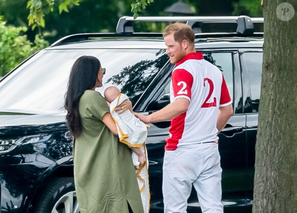 Meghan Markle, duchesse de Sussex, avec son fils Archie dans les bras le 10 juillet 2019 dans le Berkshire lors d'un tournoi de polo disputé par le prince Harry à Wokinghan.