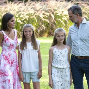 Le roi Felipe VI, la reine Letizia d'Espagne, la princesse Leonor des Asturies et l'infante Sofia ont comme tous les ans posé pour la presse dans le parc du Palais de Marivent à Palma de Majorque, le 4 août 2019.