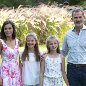 Le roi Felipe VI, la reine Letizia d'Espagne, la princesse Leonor des Asturies et l'infante Sofia ont comme tous les ans posé pour la presse dans le parc du Palais de Marivent à Palma de Majorque, le 4 août 2019.