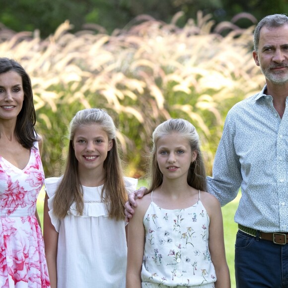 Le roi Felipe VI, la reine Letizia d'Espagne, la princesse Leonor des Asturies et l'infante Sofia ont comme tous les ans posé pour la presse dans le parc du Palais de Marivent à Palma de Majorque, le 4 août 2019.