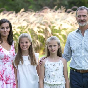 Le roi Felipe VI, la reine Letizia d'Espagne, la princesse Leonor des Asturies et l'infante Sofia ont comme tous les ans posé pour la presse dans le parc du Palais de Marivent à Palma de Majorque, le 4 août 2019.