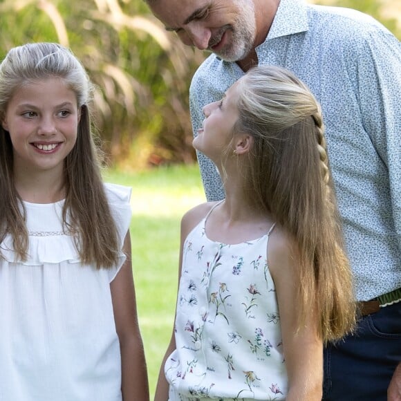 Le roi Felipe VI, la reine Letizia d'Espagne, la princesse Leonor des Asturies et l'infante Sofia ont comme tous les ans posé pour la presse dans le parc du Palais de Marivent à Palma de Majorque, le 4 août 2019.