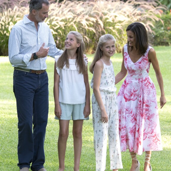 Le roi Felipe VI, la reine Letizia d'Espagne, la princesse Leonor des Asturies et l'infante Sofia ont comme tous les ans posé pour la presse dans le parc du Palais de Marivent à Palma de Majorque, le 4 août 2019.