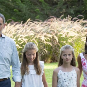 Le roi Felipe VI, la reine Letizia d'Espagne, la princesse Leonor des Asturies et l'infante Sofia ont comme tous les ans posé pour la presse dans le parc du Palais de Marivent à Palma de Majorque, le 4 août 2019.