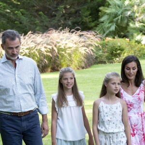 Le roi Felipe VI, la reine Letizia d'Espagne, la princesse Leonor des Asturies et l'infante Sofia ont comme tous les ans posé pour la presse dans le parc du Palais de Marivent à Palma de Majorque, le 4 août 2019.